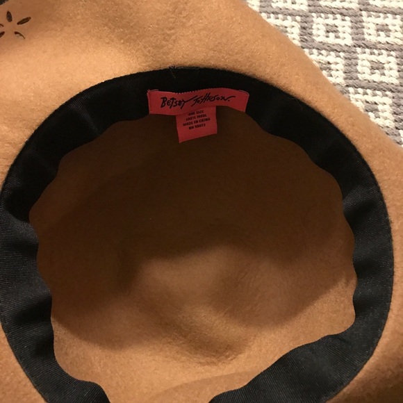 🎩Betsey Johnson // Tan Wool Hat - Picture 2 of 4